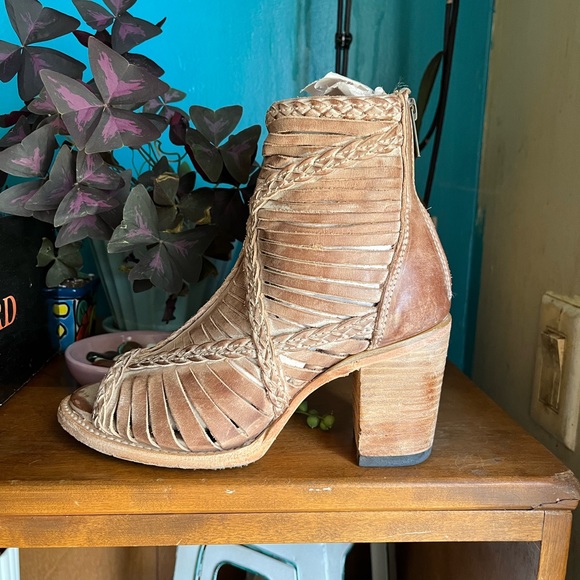 Freebirds Bela size 7 taupe - Picture 2 of 6